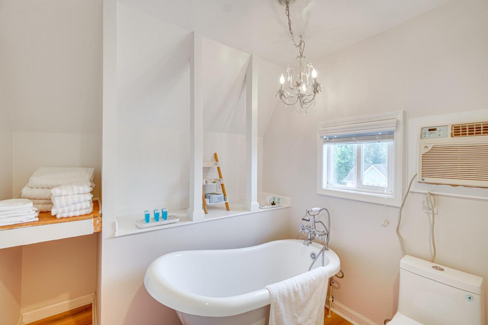 Epic Brunswick Apartment, Deck With Private Hot Tub! Bagian luar foto