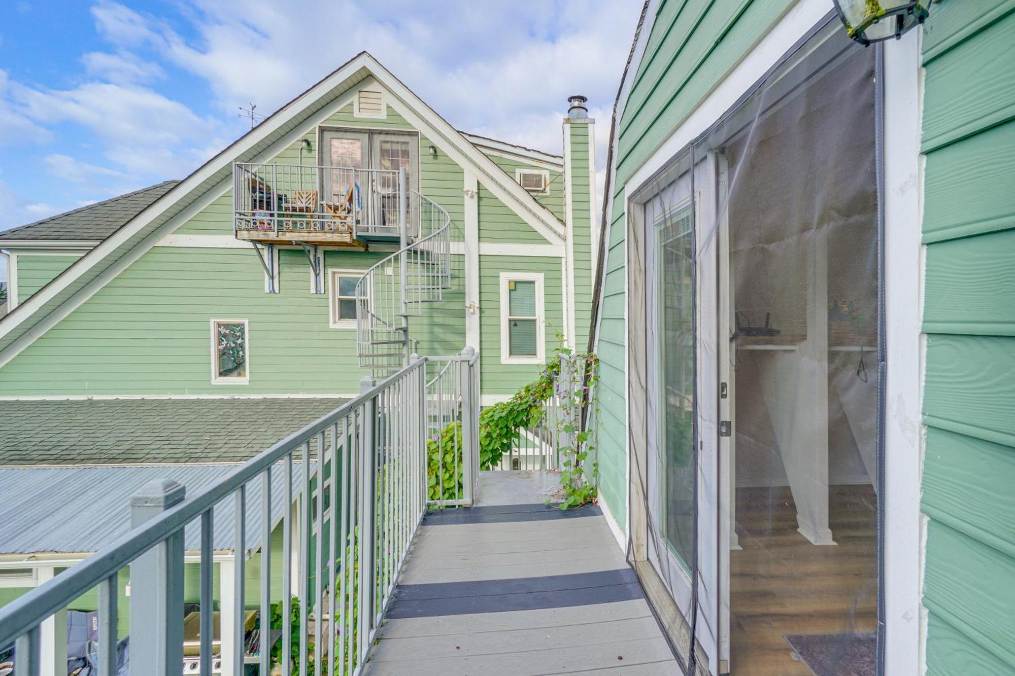 Epic Brunswick Apartment, Deck With Private Hot Tub! Bagian luar foto